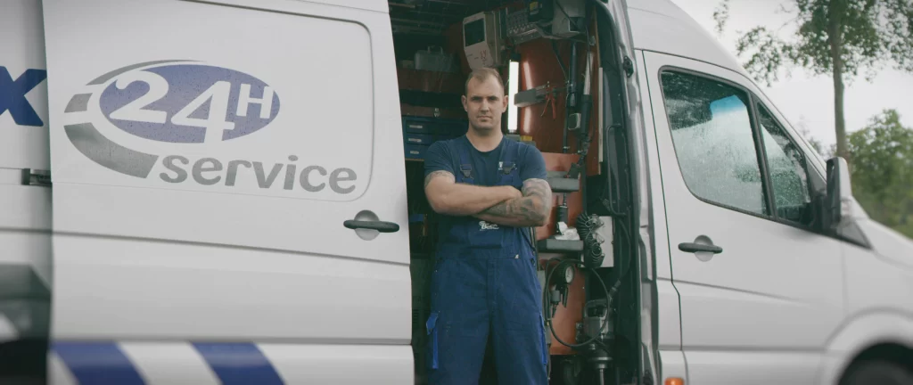 Werknemer van Becx Verhuur voor bestelwagen met ‘24h service’ op de zijkant